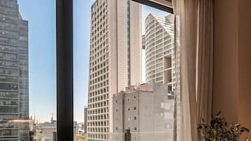 Premium Two Bedroom Apt with Balcony | Balcón