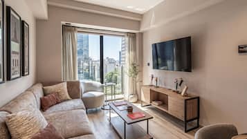 Premium Two Bedroom Apt with Balcony | Área de sala de estar | Televisión de plasma de 55 pulgadas con canales digitales