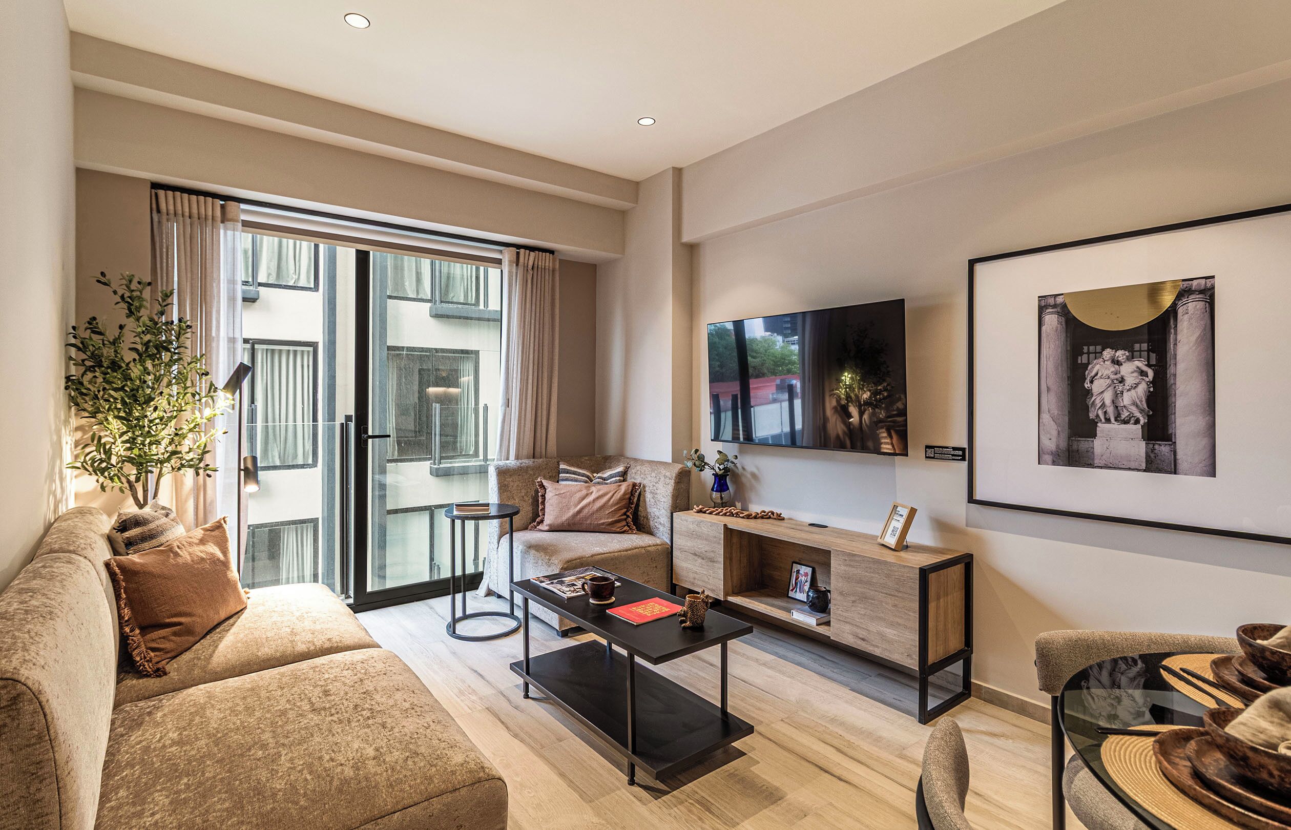Suite | Woonruimte | Een 55-inch plasmatelevisie met digitale zenders