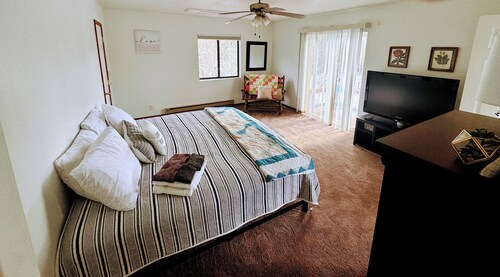 Cozy 4-bedroom cabin in charming Beaver with AC