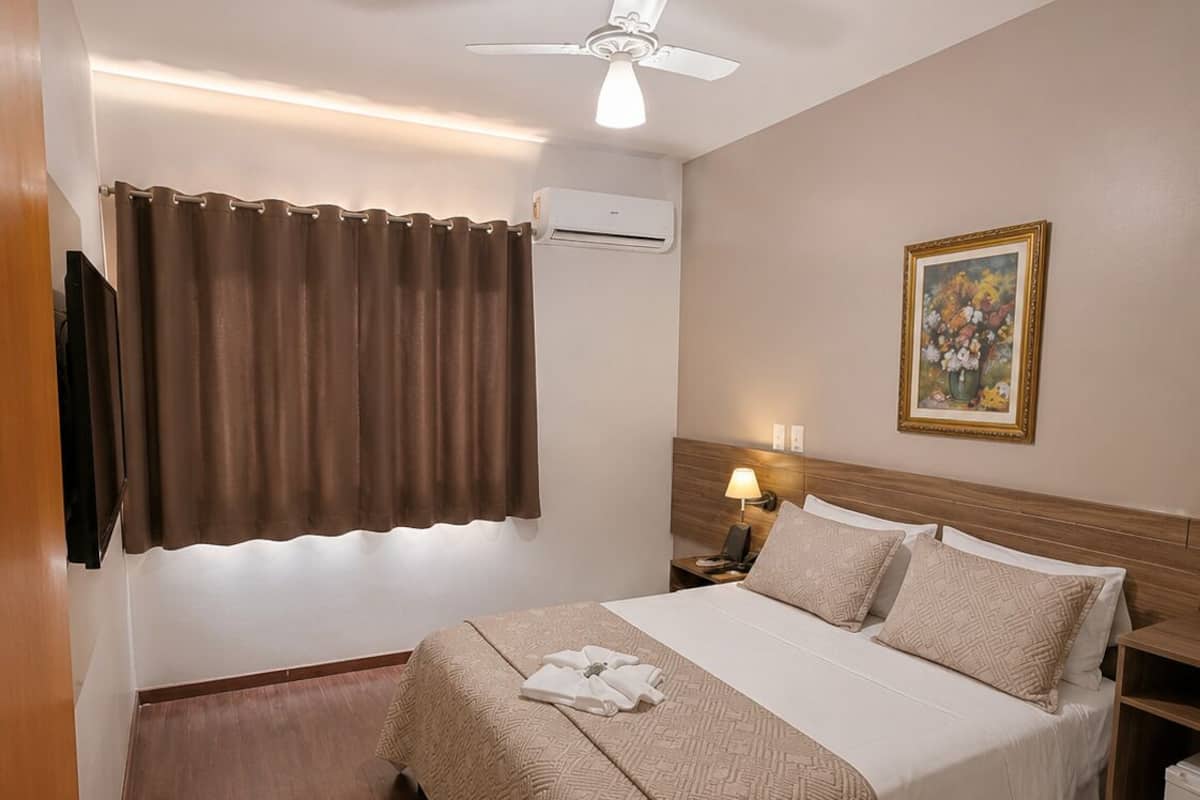 Suite Deluxe, vistas a la ciudad | Tabla de planchar con plancha, wifi gratis, ropa de cama
