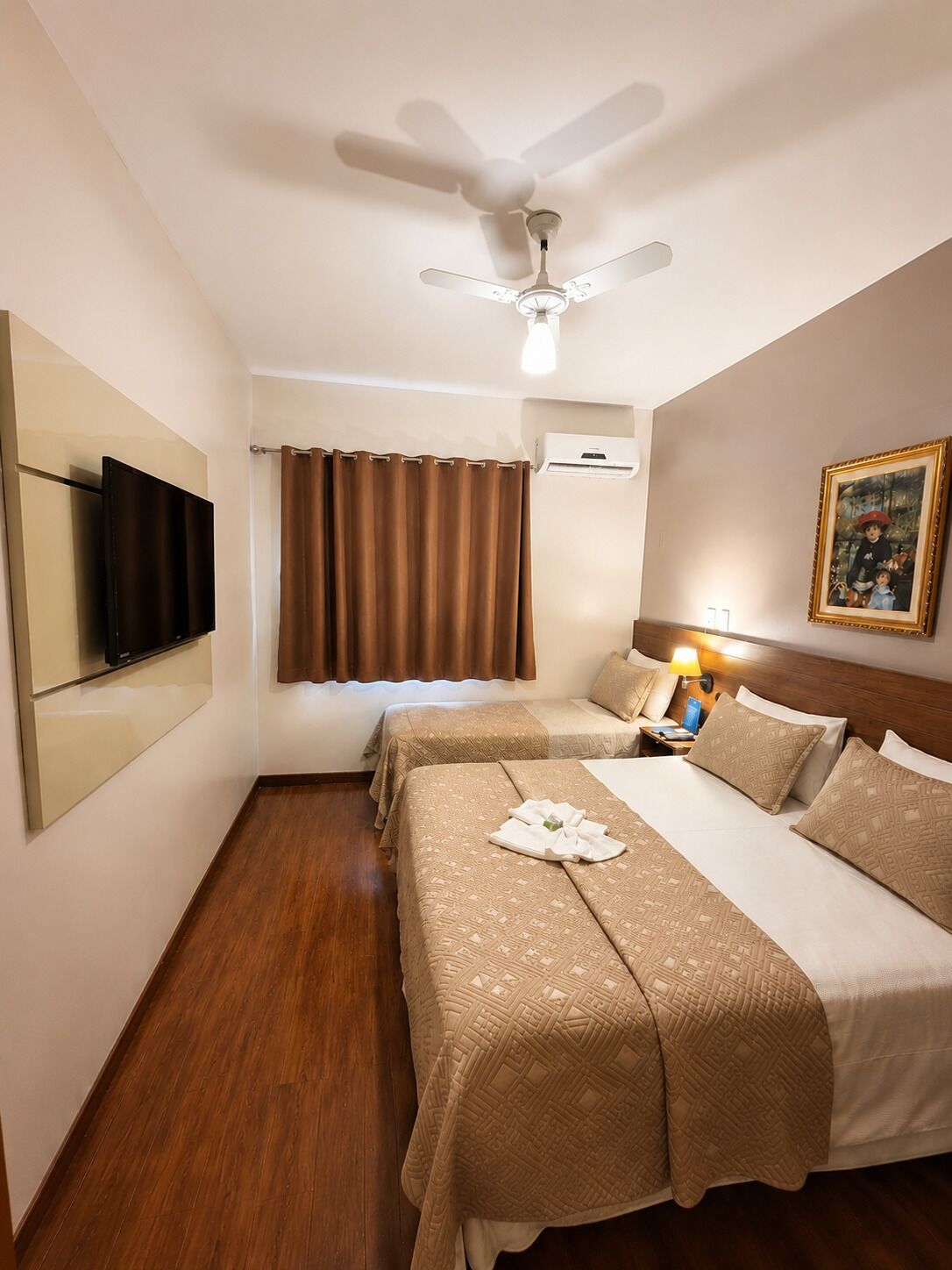 Habitación triple Deluxe, vistas a la ciudad | Tabla de planchar con plancha, wifi gratis, ropa de cama