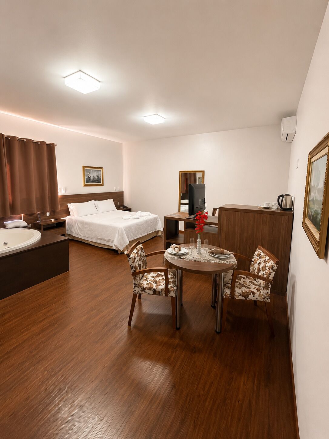 Suite de lujo, vistas a la ciudad | Tabla de planchar con plancha, wifi gratis, ropa de cama