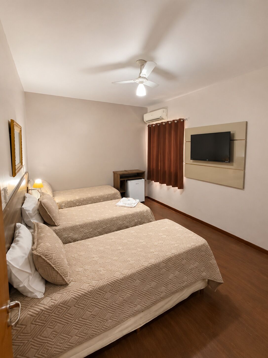Habitación individual Deluxe, vistas a la ciudad | Tabla de planchar con plancha, wifi gratis, ropa de cama