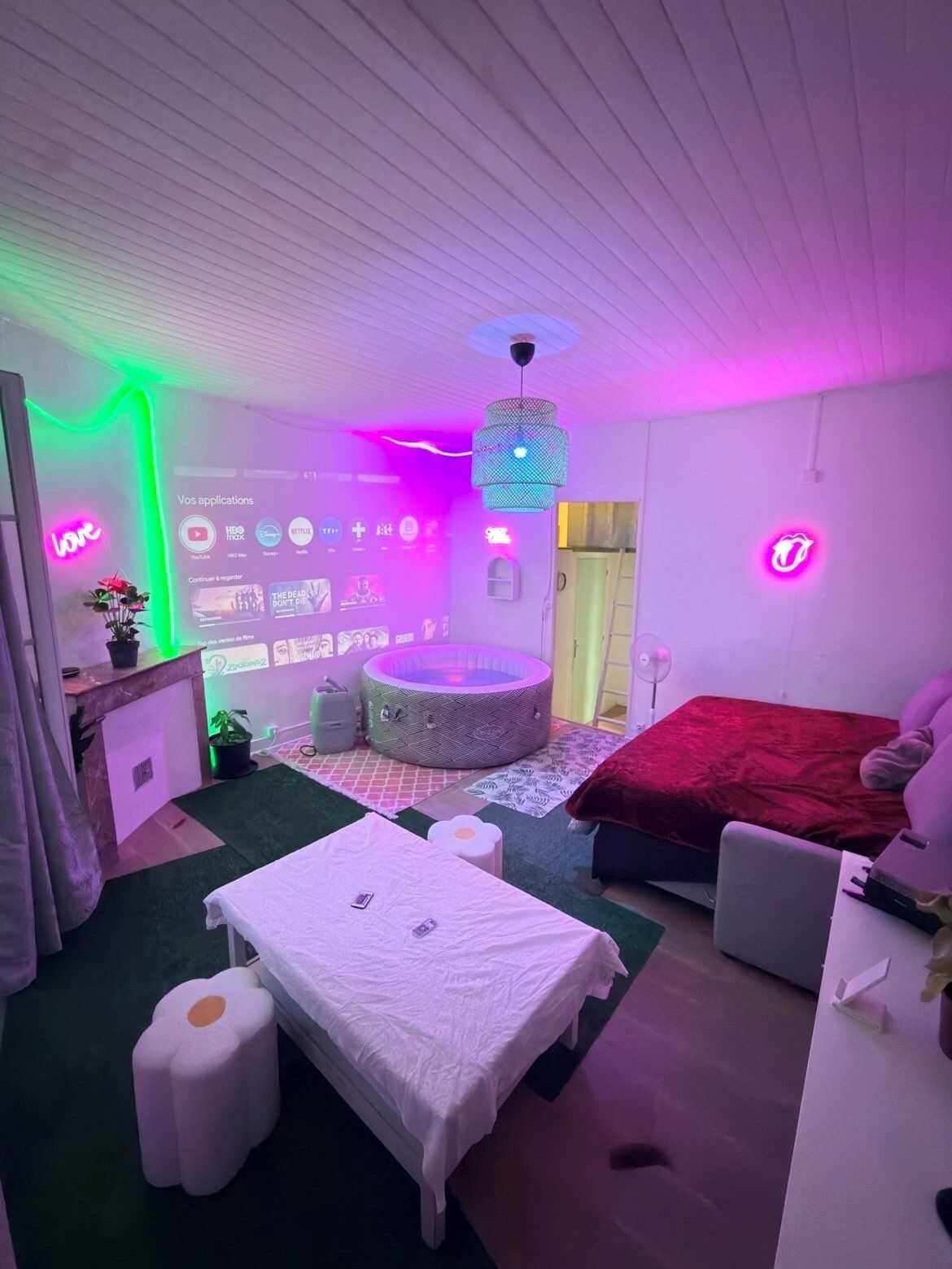 1 bedroom, bed sheets