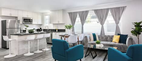 Appartement supérieur | Aire de séjour | Téléviseur de 50 po avec télévision numérique, Netflix