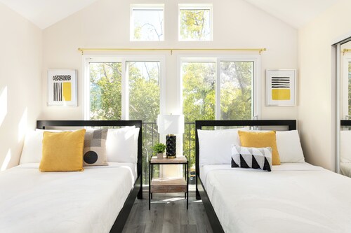 Chic City Apt Near Americana Glendale