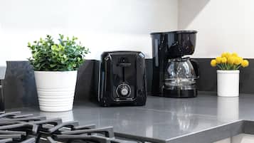 Refrigerador con freezer, microondas, lavavajillas, horno eléctrico