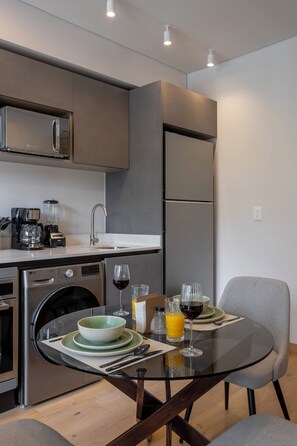 Apartamento premium, sacada, vista para a cidade | Sala de jantar