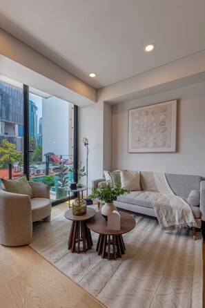 Apartamento premium, sacada, vista para a cidade | Área de estar