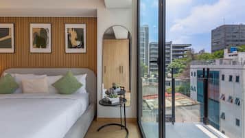 Departamento Premium, balcón, vista a la ciudad | Caja de seguridad en la habitación y tabla de planchar con plancha