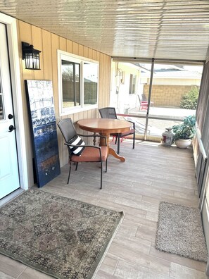 Outdoor dining - Sun City Getaway 3 bedroom, 2 bath home with AC (Sun City)