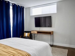 2 bedrooms, iron/ironing board, WiFi, bed sheets - Hidden Gem minutes from Downtown Seattle, Rooftop Views & Air Conditioning (Seattle)