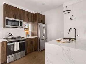 Private kitchen - Hidden Gem minutes from Downtown Seattle, Rooftop Views & Air Conditioning (Seattle)