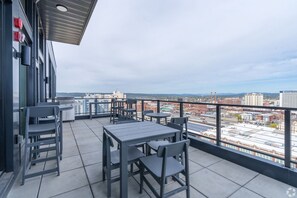 Outdoor dining - Experience urban luxury in this 8th floor studio rental! (Spokane)