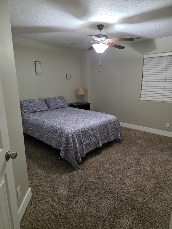 Tabla de planchar con plancha, wifi, ropa de cama