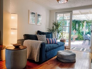 Smart TV - Eastside LA 3BR / 2BA with Yard + Fire Pit (Los Angeles)