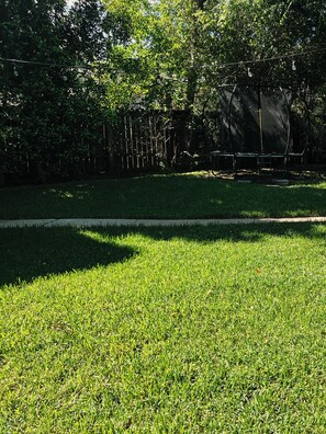 Property grounds - Eastside LA 3BR / 2BA with Yard + Fire Pit (Los Angeles)