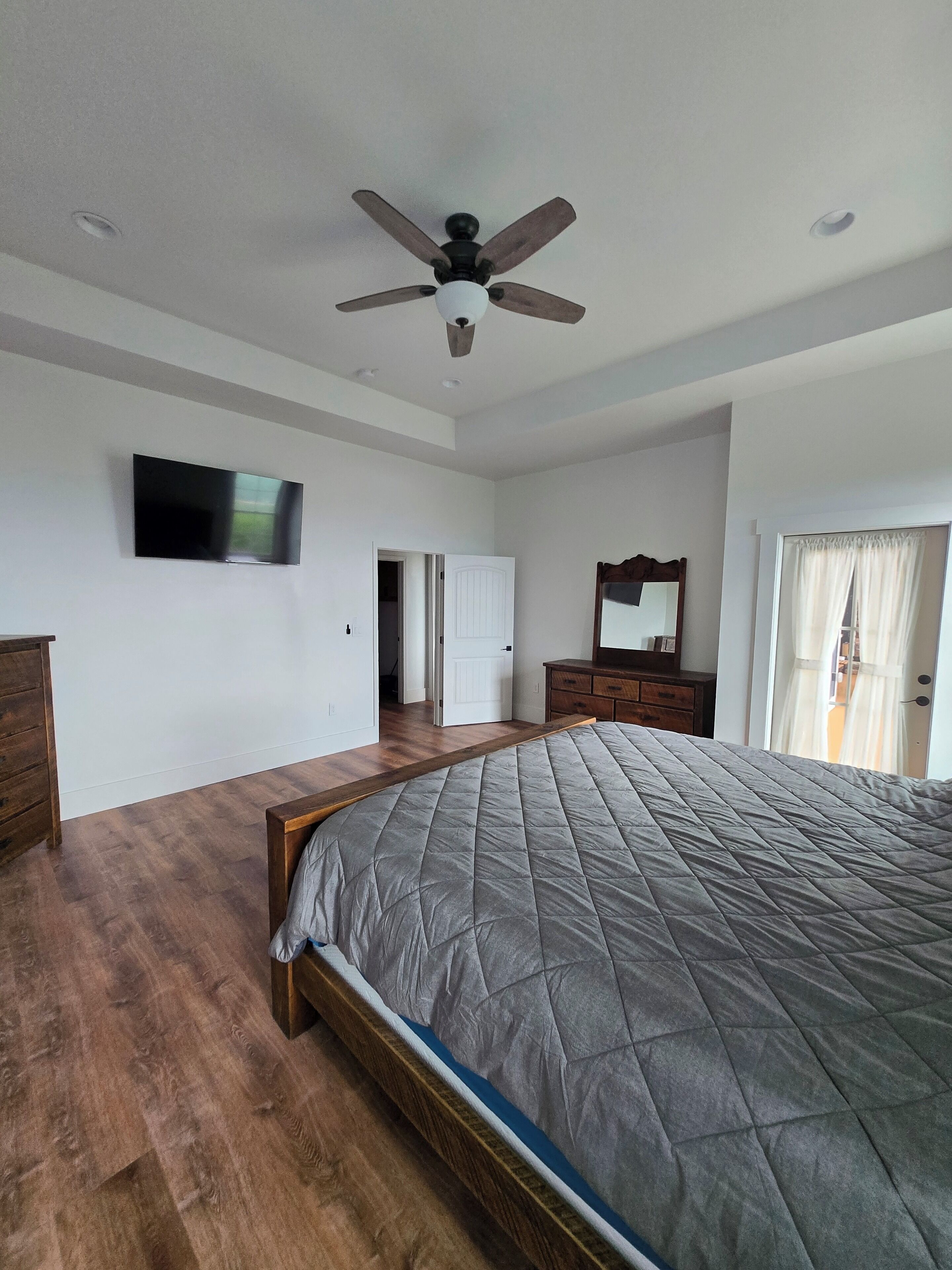 5 bedrooms, iron/ironing board, WiFi, bed sheets