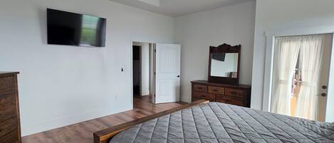 5 bedrooms, iron/ironing board, WiFi, bed sheets