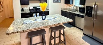Summer Retreat● Cozy Home●  Patio Lounge with TV ● Sleeps 8 ● 3BR Escape