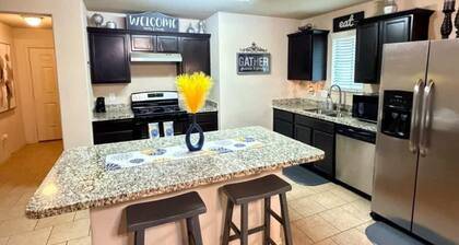 Summer Retreat● Cozy Home● Patio Lounge with TV ● Sleeps 8 ● 3BR Escape