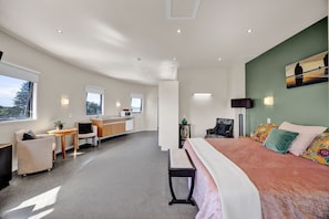 Room - Luxury Boutique Hotel 50 meters from the beach (Ōpunake)