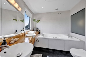 Bathroom - Luxury Boutique Hotel 50 meters from the beach (Ōpunake)