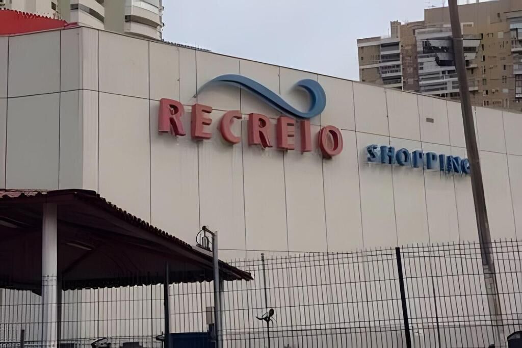 Um edifício com uma placa que diz 'RECREIO SHOPPING'.