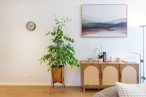 Silitysrauta/-lauta, Wi-Fi, vuodevaatteet