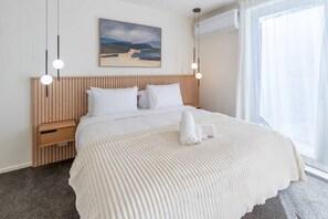 Tabla de planchar con plancha, wifi y ropa de cama 