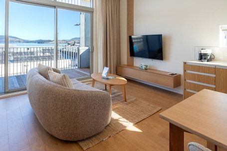 テレビ. Lyttelton Apartment Harbour Views + Walk to Cafés