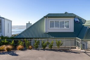 Exterior - Coastal Retreat Family Home | Sea Views + Parking (Christchurch)