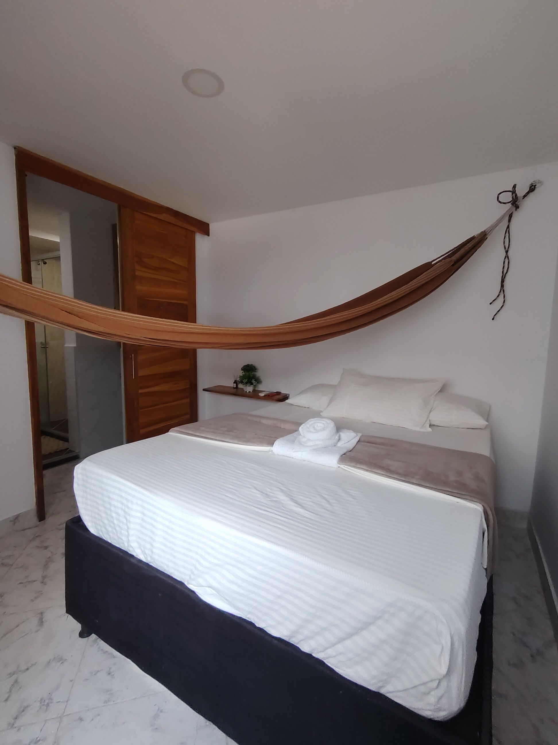 3 habitaciones, tabla de planchar con plancha, wifi y ropa de cama 