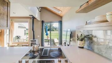 Coffee/tea maker, fridge, microwave, oven