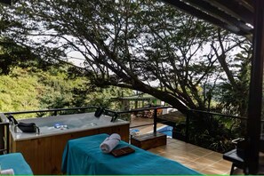 Outdoor spa tub - Tree Container Lodging Near Cali (Yumbo)