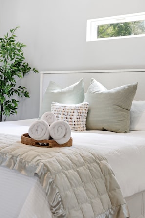 Tabla de planchar con plancha, wifi gratis y ropa de cama 