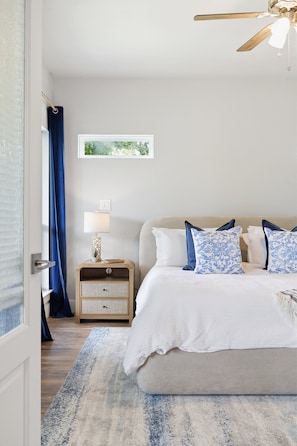 Tabla de planchar con plancha, wifi gratis y ropa de cama 
