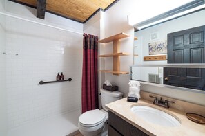Shower, hair dryer, towels - Nordic Pines Retreat | Ski, Golf & Unwind (Big Sky)