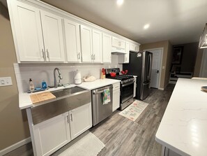 Fridge, microwave, oven, stovetop - Coastal Escape in Wildwood, NJ (Wildwood)