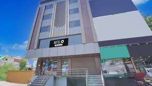 Un hôtel doté d’une façade moderne, d’une entrée bien visible et d’un escalier menant à l’entrée.