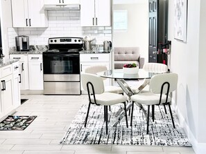 Private kitchen - Modern Luxe Retreat - Fully Furnished Short-Term Rental in Lakeland (Lakeland)