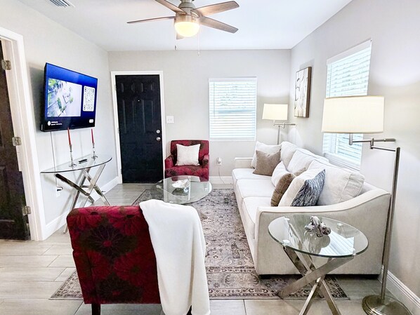 Living area - Modern Luxe Retreat - Fully Furnished Short-Term Rental in Lakeland (Lakeland)