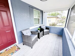 Terrace/patio - Modern Luxe Retreat - Fully Furnished Short-Term Rental in Lakeland (Lakeland)