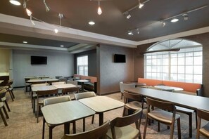 Dining - King Suite | SpringHill Suites | Historic Triangle, W&M, Golf (Williamsburg)