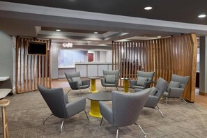 Lobby - Jr Queen Suite | SpringHill Suites | Jamestown, Yorktown, Family Trips (Williamsburg)