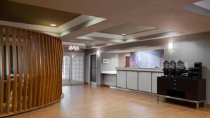 A hotel lobby with a wooden partition, a reception desk, and a coffee station. - SpringHill Suites | Queen Suite | Outlets, Winery, Merchants Sq (Williamsburg)