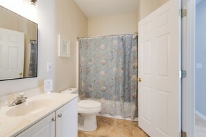 Hair dryer, towels, soap, shampoo - Surf Shack Reho (Rehoboth Beach)