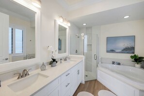 Shower, towels, toilet paper - Luxury Naples Park Retreat Near Vanderbilt Beach (Naples)