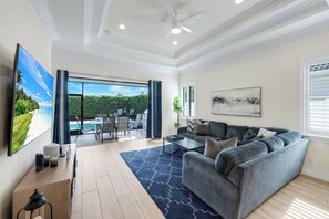 Living area - Luxury Naples Park Retreat Near Vanderbilt Beach (Naples)